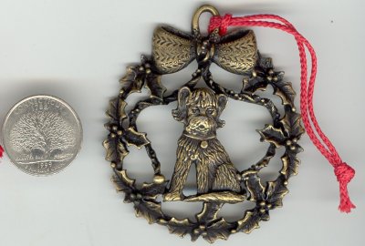 1 VINTAGE ANTIQUE BRASS 69mm DOG IN HOLLY ORNAMENT