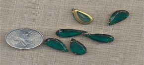 5 VINTAGE BRASS SET EMERALD GLASS TEAR 20x10mm GEMS
