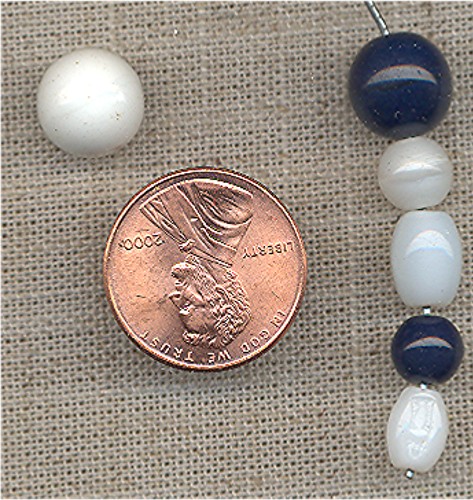 100 VINTAGE GLASS 10mm. WHITE & NAVY ASSORTED BEADS - Click Image to Close